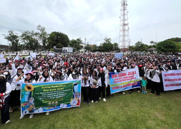 Momen ratusan guru swasta di Kabupaten Muba yang tergabung dalam MG Pro, saat menggelar aksi damai di halaman Kantor Bupati Muba, Senin (10/11/2025). (fornews.co/ist)