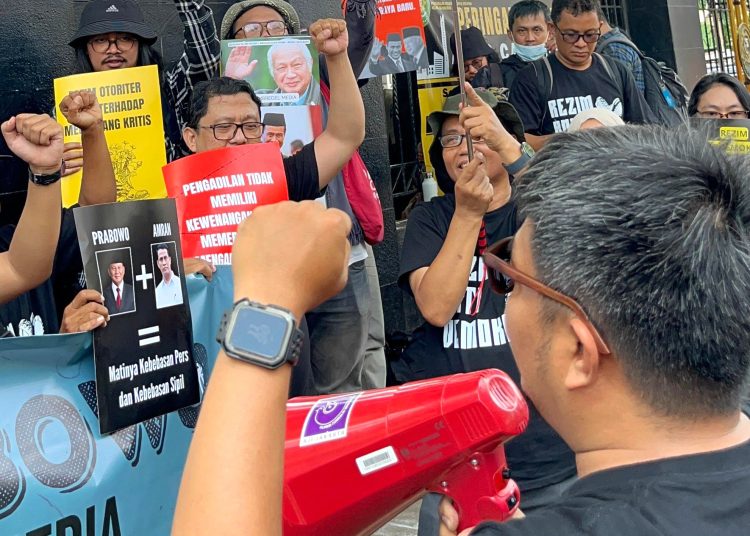 Aliansi Jurnalis Independen (AJI) bersama koalisi masyarakat sipil menggelar aksi solidaritas mendukung Tempo di depan PN Jakarta Selatan, Senin (3/11/2025). (fornews.co/ist)