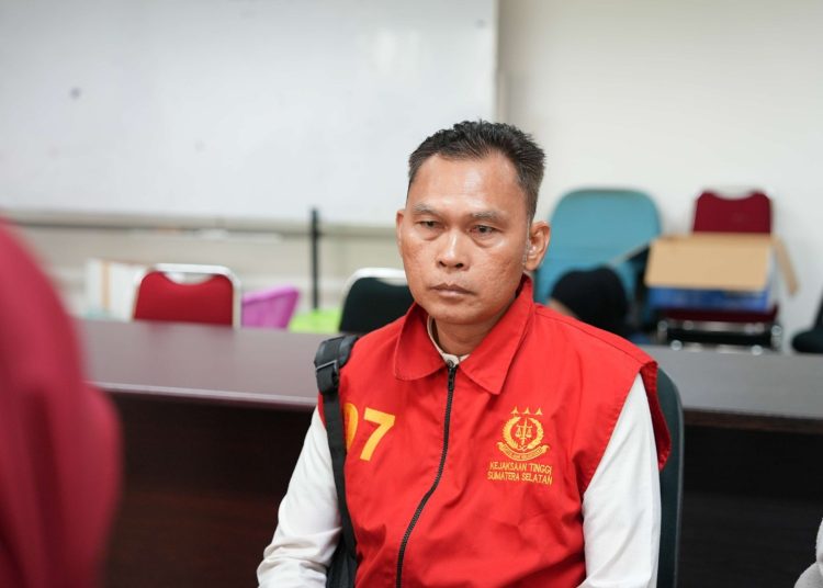 Oknum PNS Pemkab Way Kanan, Lampung, BA, tersangka jaksa gadungan ditahan Kejati Sumsel di Rutan Klas 1A Palembang, Rabu (12/11/2025). (fornews.co/ist)
