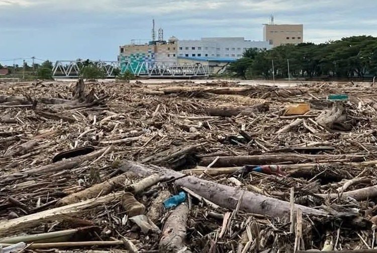 Penampakan kayu gelondongan yang memenuhi aliran sungai di wilayah Padang, pasca  bencana banjir dan longsor di kawasan Aceh, Sumut dan Sumbar. (fornews.co/ist)