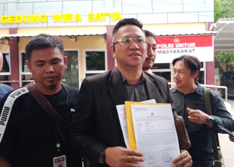 Pengacara ejumlah wartawan, Mardiansyah SH saat berbicara kepada awak media di depan SPKT Polrestabes Palembang, Rabu (19/11/2025). (fornews.co/ist)