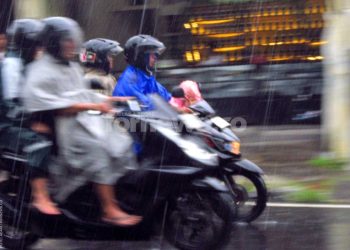 PENGENDARA menganakan jas hujan melewati Jalan Tamansari, Kota Jogja, Rabu, 26 November 2025. (foto fornews.co/adam)