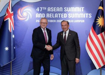 PERDANA Menteri Datuk Seri Anwar Ibrahim dan rekannya dari Australia, Anthony Albanese, berjabat tangan sebelum menghadiri Pertemuan Tahunan Pemimpin Malaysia-Australia (ALM) ke-3 di sela-sela KTT ASEAN ke-47 dan KTT Terkait di Pusat Konvensi Kuala Lumpur. (foto fornews.co/bernama)