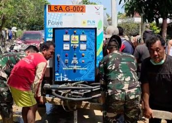 Warga dibantu TNI saat membawa genset milik PLN untuk pasokan listrik di RSUD Muda Sedia, Aceh Tamiang, Kamis (4/12/2025). (fornews.co/ist)