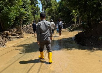 Tim dari Wamen Komdigi Nezar Patria, saat melakukan pemeriksaan dan memulihkan Jalur komunikasi telekomunikasi terputus, di Bireuen, Kamis (4/12/2025). (fornews.co/ist)