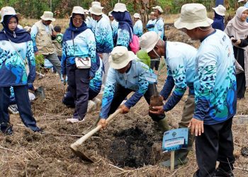 aren, durian, nangka, gayam, dan bambu. Secara simbolis penanaman dilaksanakan di Gading dan Karangmojo, Gunung Kidul, DIY, pada Ahad, 21 Desember 2025.  
(foto fornews.co/lazismu diy)