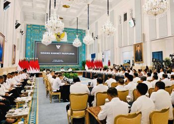 PRESIDEN Prabowo Subianto memimpin Sidang Kabinet Paripurna (SKP) yang digelar di Istana Negara, Jakarta, pada Senin, 15 Desember 2025. (foto fornews.co/setpres bpmi)