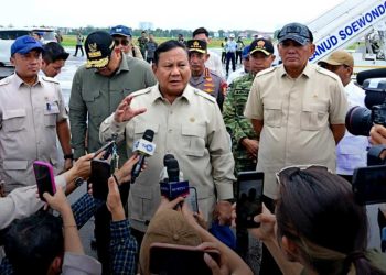 PRESIDEN Prabowo Subianto memberikan keterangan kepada wartawan di Pangkalan TNI AU Soewondo, Medan, Sumatra Utara, Sabtu 13 Desember. (foto fornews.co/bmpi setpres)