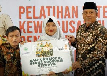 SECARA simbolis Perwakilan PP Muhammadiyah, dr. Agus Taufiqurohman, Sp.S., M.Kes, menyerahkan bantuan modal usaha Program Bersama Difabel Berkatya (BERDAYA), di Jakarta, Selasa, 30 Desember 2025.  (foto fornews.co/lazismu)