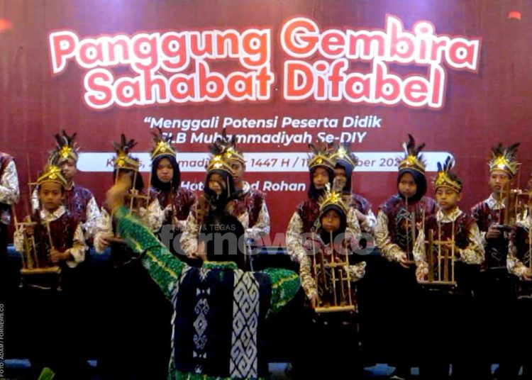 SALAH satu penampilan dari peserta didik Anak Berkebutuhan Khusus di Panggung Gembira Sahabat Difabel yang digelar PKU Muhammadiyah Jogja-Gamping di Hotel Grand Rohan Jogja pada Kamis, 11 Desember. (foto fornews.co/adam)