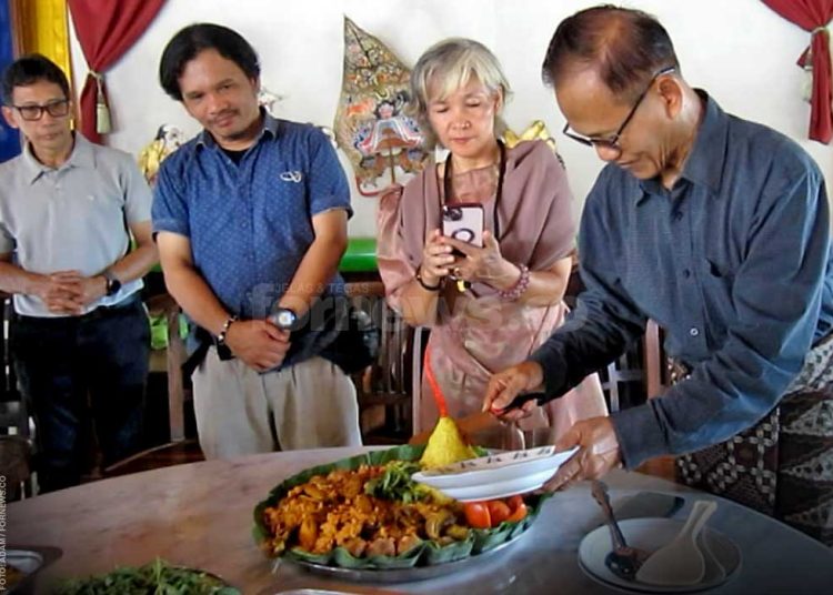TEATER Srikandi Pendapa Ndalem menggelar tumpengan di Zuara resto menu angkringan di Jalan Magelang, Sleman. (foto fornews.co/adam)