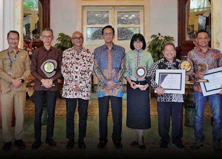 GENERAL Manager THE 1O1 Jogja Tugu, Wahyu Wikan Trispratiwi (tersenyum di sebelah kiri Sri Sultan) foto bersama penerima Wonderful Indonesia Award 2025 di Kepatihan DIY, (foto fornews.co/the 1O1 Jogja tugu)