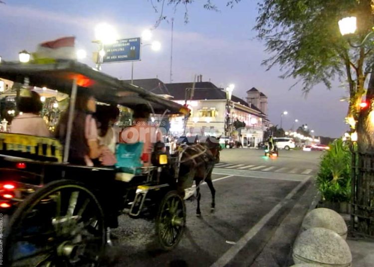 ANDONG melintas di Titik Nol Kilometer saat senja di Kota Jogja, Senin, 29 Desember 2025. (foto fornews.co/adam)