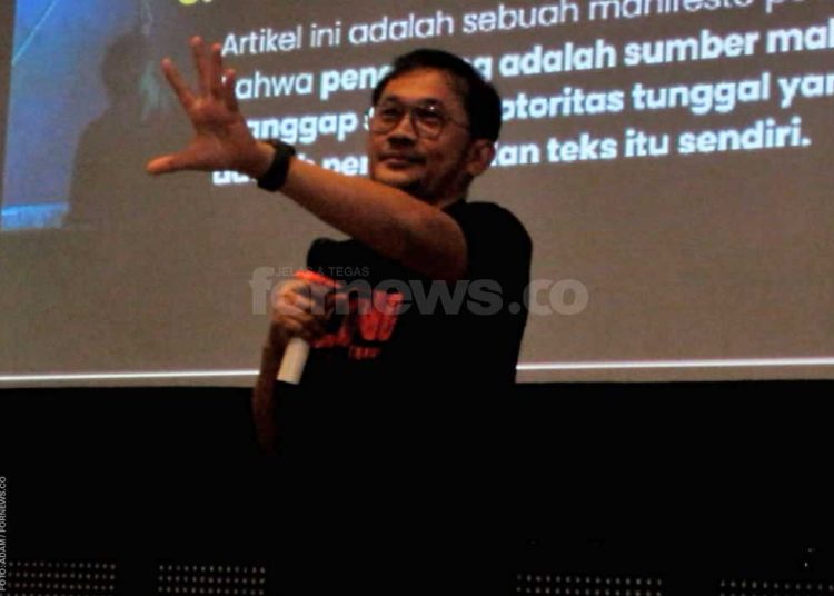 HANUNG BRAMANTYO saat menjelaskan proses kreatif film terbarunya berjudul “Bolong” di Universitas Amikom Jogjakarta, Kamis, 4 Desember, bagian dari rangkaian program edukasi Jogja-NETPAC Asian Film Festival (JAFF) 2025. (foto fornews.co/adam)