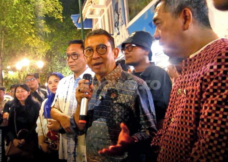 MENTERI Kebudayaan RI, Fadli Zon memberikan sambutan di tengah kerumunan Malioboro yang padat wisatawan pada Ahad dinihari, 30 November. (foto fornews.co/adam)