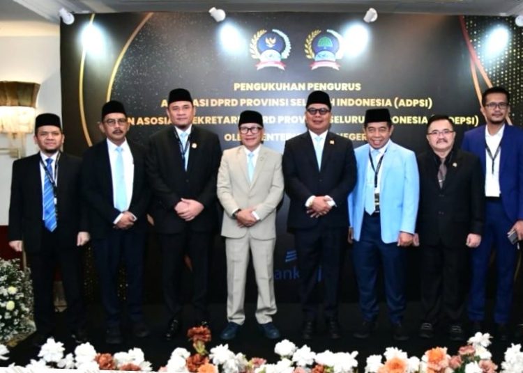 Ketua DPRD Sumsel, Andie Dinialdie (tiga dari kiri) bersama Ketua Umum, Bendara dan para Wakil Ketua ADPSI periode 2025-2030 usai dikukuhkan Mendagri Tito Karnavian pada Rakernas I ADPSI di Ruang Flores, Hotel Borobudur, Jakarta, Kamis (4/12/2025). (fornews.co/ist)