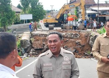 Ketua DPRD Kota Prabumulih, Deni Victoria bersama Wali Kota Prabumulih, Arlan, saat meninjau kondisi Jembatan Tanggamus yang roboh di Kelurahan Muara Dua, Kecamatan Prabumulih Timur, Senin (15/12/2025). (fornews.co/ist)