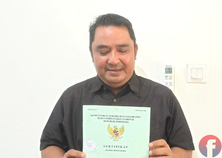 Sertifikat Hak Guna Bangunan (HGB) ditunjukan Dirut PT BCR, Satria Arif Rahmat, sebagai bukti bahwa sertifikat tersebut masih berada di tangan mereka, Rabu (3/12/2025). (fornews.co/Sidratul Muntaha)