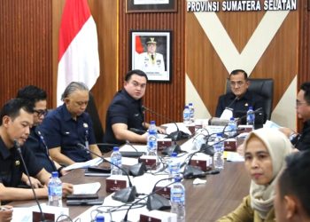 Sekda Sumsel, Edward Candra bersama Dirut RSUD Siti Fatimah, dr Syamsuddin Isaac Suryamanggala dan jajaran, pada Rakor pelaksanaan pengadaan barang dan jasa Pra-DPA, di Ruang Setda Sumsel, Kamis (4/12/2025). (fornews.co/ist)