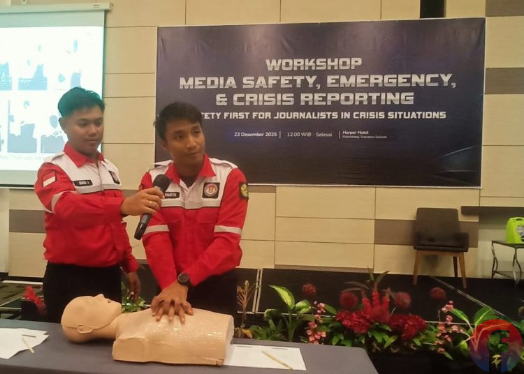 Anggota Emergency Response Team Garuda Rescue Nusantara, Captain Hendrik melakukan simulasi penyelamatan, pada Workshop Media Safety, Emergency, and Crisis Reporting di Harper Hotel Palembang, Selasa (23/12/2025). (fornews.co/Sidratul Muntaha)