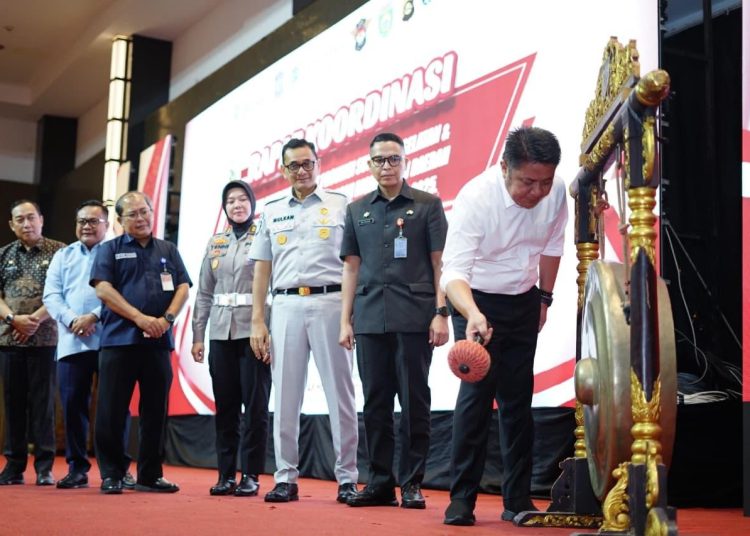 Gubernur Sumsel, Herman Deru saat hadir pada Rapat Tim Pembina Samsat dan Rapat P2DD Provinsi Sumsel di Ballroom Grand Atyasa, Palembang, Kamis (18/12/2025). (fornews.co/ist)