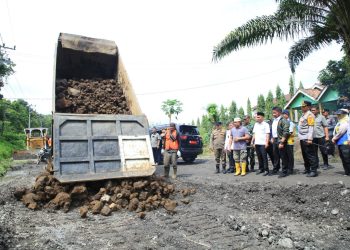 Gubernur Sumsel, Herman Deru, saat meninjau jalan penghubung Sekayu - Lubuk Linggau di Desa Petunang Kampung 8, Kecamatan Tuah Negeri, Musi Rawas, Jumat (26/12/2025). (fornews.co/ist)