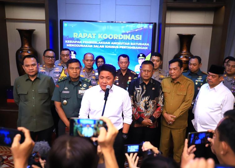 Gubernur Sumsel, Herman Deru memberikan keterangan pers usai Rakor Kesiapan Pemberlakuan Angkutan Batubara Menggunakan Jalan Khusus Pertambangan di Griya Agung, Selasa (30/12/2025). (fornews.co/ist)