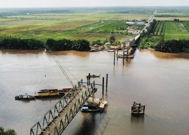 Kondisi Jembatan P6 Lalan, Kecamatan Lalan, Muba dari udara, yang roboh akibat ditabrak tongkang pengangkut batubara beberapa waktu lalu. (fornews.co/ist)