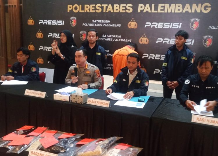 Kapolrestabes Palembang, Kombes Pol Harryo Sugihhartono memberikan keterangan kepada awak media pada konferensi pers di Mapolrestabes Palembang, Kamis (4/12/2025). (fornews.co/ist)