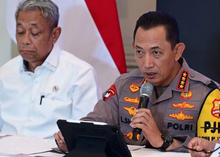 Kapolri Jenderal Listyo Sigit Prabowo saat memberi keterangan pers di Posko Terpadu Pangkalan TNI AU Halim Perdanakusuma, Jakarta (Senin/29/2025). (fornews.co/Foto: BPMI Setpres)
