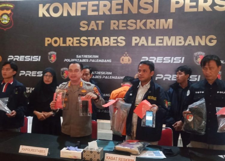 Kapolrestabes Palembang, Kombes Pol Harryo Sugihhartono menunjukan sejumlah barang bukti dan pelaku Dian Satria saat konferensi pers, Kamis (4/12/2025). (fornews.co/ist)