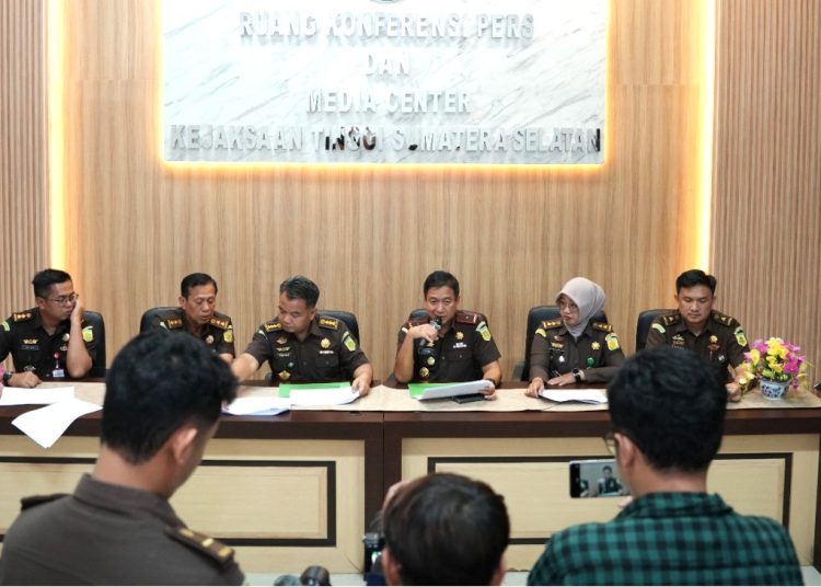 Wakajati Sumsel, Anton Delianto di dampingi Asisten Intelijen sekaligus Plt Aspidsus Kejati Sumsel, Kasi Penkum saat pers rilis memperingati Hakordia Tahun 2025, di Kejati Sumsel, Selasa (9/12/2025). (fornews.co/ist)