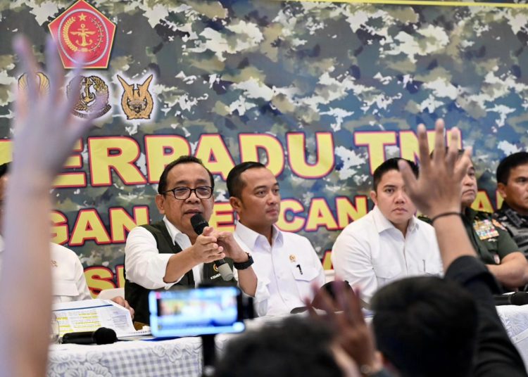 Menko PMK, Pratikno menyampaikan keterangan pers di Posko Nasional Penanggulangan Bencana di Halim Perdanakusuma, Jakarta, pada Rabu, 3 Desember 2025. (fornews.co/Foto: BPMI Setpres)