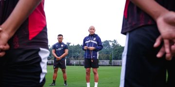Pelatih Kepala Timnas Indonesia U-20, Nova Arianto saat melakukan seleksi Timnas U-20 di Lapangan Garudayaksa Football Academy, Kabupaten Bekasi, beberapa hari lalu. (fornews.co/ist)