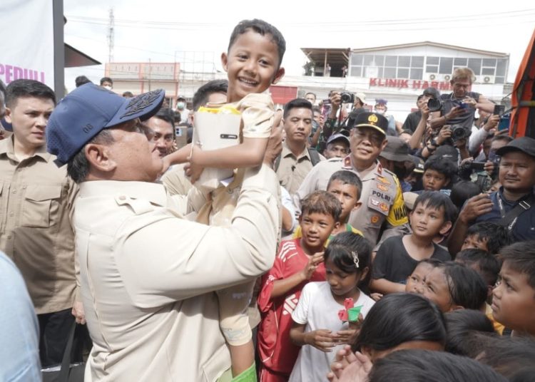 Presiden Prabowo Subianto menggendong anak kecil saat mengunjungi meninjau posko pengungsian di wilayah terdampak bencana Kabupaten Aceh Tamiang, Jumat (12/12/2025). (fornews.co/Foto: BPMI Setpres)