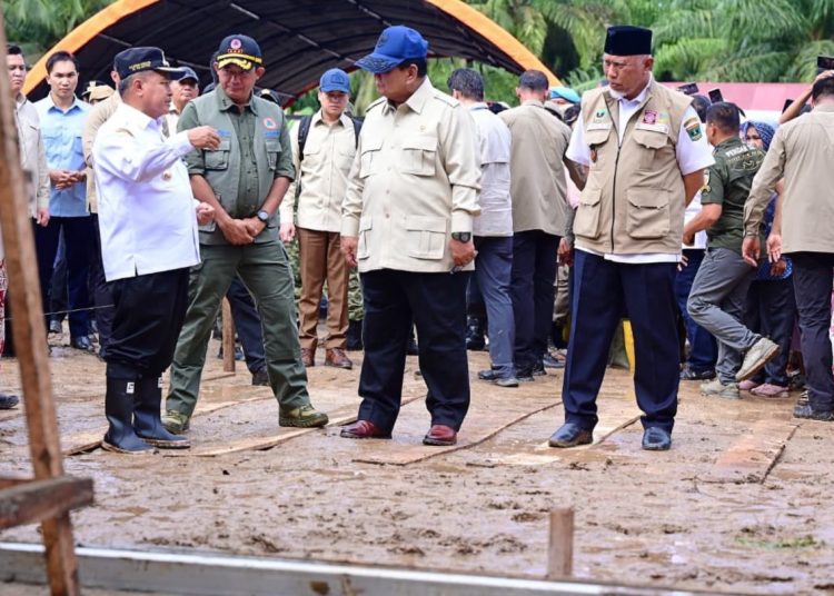 Presiden Prabowo Subianto melihat proses pembangunan Huntara saat mendatangi lokasi terdampak bencana di Posko Pengungsi di SD Negeri 05 Kayu Pasak Palembayan, Kabupaten Agam, Sumatra Barat, Kamis (18/12/2025). (fornews.co/Foto: BPMI Setpres)