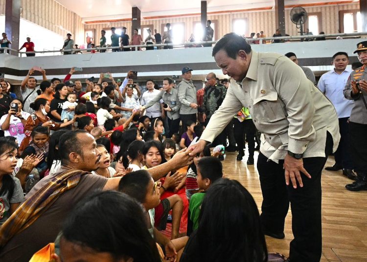 Presiden Prabowo Subianto berdialog dengan wargasaat meninjau posko pengungsian dan berdialog dengan warga terdampak di GOR Pandan, Tapanuli Tengah, Senin (1/12/2025). (fornews.co/Foto: BPMI Setpres)