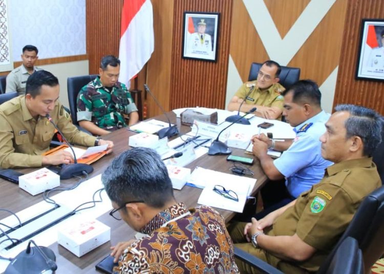 Sekda Sumsel, Edward Chandra dan Kepala BPBD Sumsel, M Iqbal Alisyahbana, pada rakor bersama sejumlah OPD, di Ruang Rapat Setda Sumsel, Selasa (2/12/2025). (fornews.co/ist)