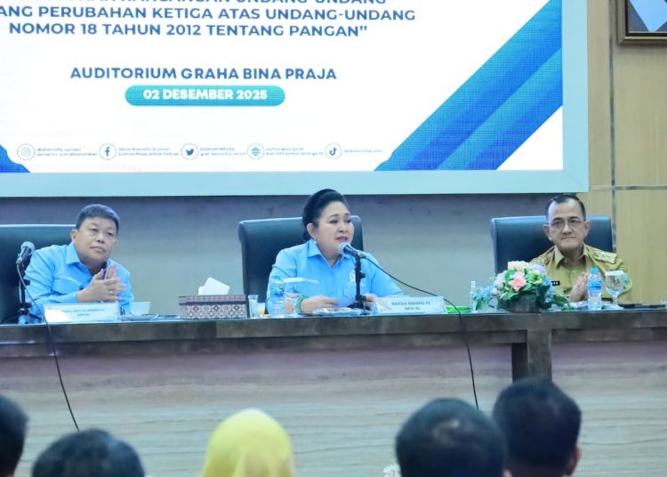 Ketua Komisi IV DPR RI, Titiek Soeharto didampingi Sekda Sumsel, Edward Chandra, saat Kunjungan Kerja Komisi IV DPR RI di Auditorium Graha Bina Praja, Palembang, Selasa (2/12/2025). (fornews.co/ist)   
