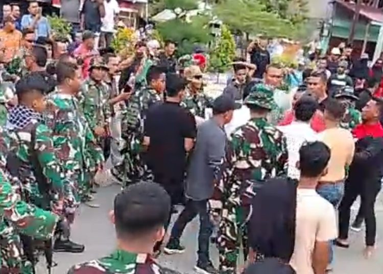 Momen aksi damai di depan Kantor Bupati Aceh Utara, Landing, Lhoksukon, yang menyebabkan terjadi tindakan arogansi, kekerasan, dan intimidasi terhadap kerja jurnalis kembali ditunjukan oknum anggota TNI, Kamis (25/12/2025). (fornews.co/tangkap layar)