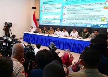 Sejumlah menteri saat memberi keterangan pers di Posko Terpadu Pangkalan TNI AU Halim Perdanakusuma, Jakarta (Senin/29/2025). (fornews.co/Foto: BPMI Setpres)