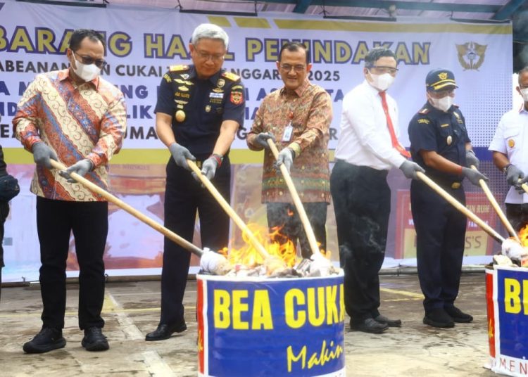 Kepala Kanwil Bea Cukai Sumbagtim, Agus Yulianto bersama Sekda Sumsel, Edward Candra memusnahkan BMMN di KPPBC TMP B Palembang, Jumat (19/12/2025). (fornews.co/ist)