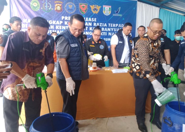 Kepala BNNP Sumsel, Brigjen Pol Hisar Siallagan saat proses pemusnahan BB narkotika golongan 1 di Kantor BNNP Sumsel, Palembang, Kamis (18/12/2025). (fornews.co/ist)