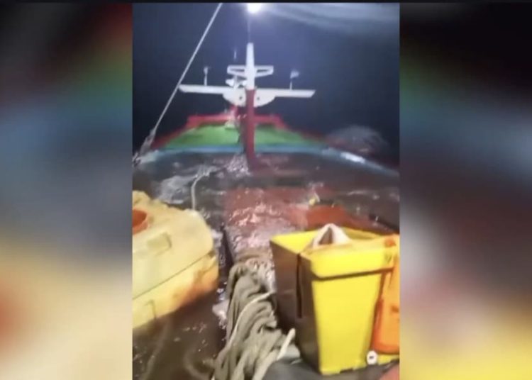 Potongan gambar saat proses penyelamatan KM Berkah Rizqi (85 GT) yang hampir tenggelam di perairan Laut Jawa, Selasa (9/12/2025) malam. (fornews.co/tangkap layar)