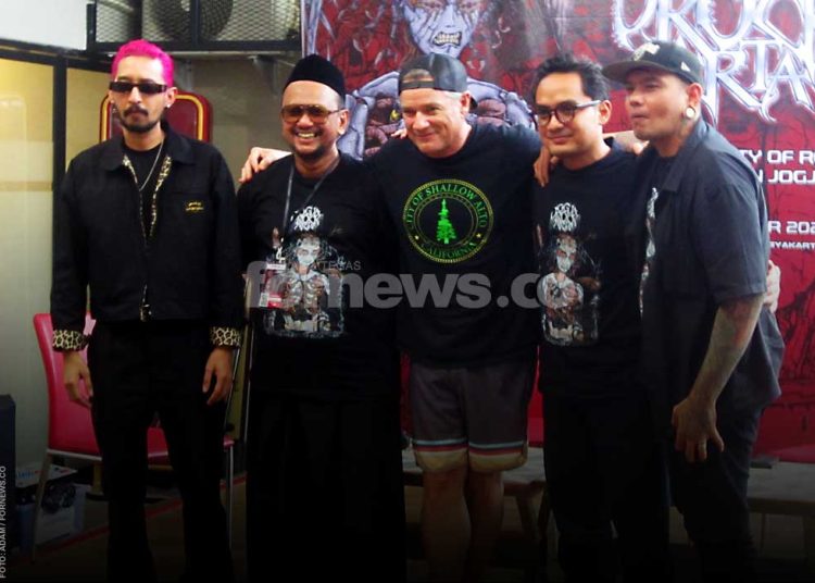 VOKALIS Ugly Kid Joe, Whitfield Crane, diapit Anas Alimi dan Tovic Raharja, usai konferensi pers di Kotabaru, Jum'at, 5 Desember. (foto fornews.co/adam)