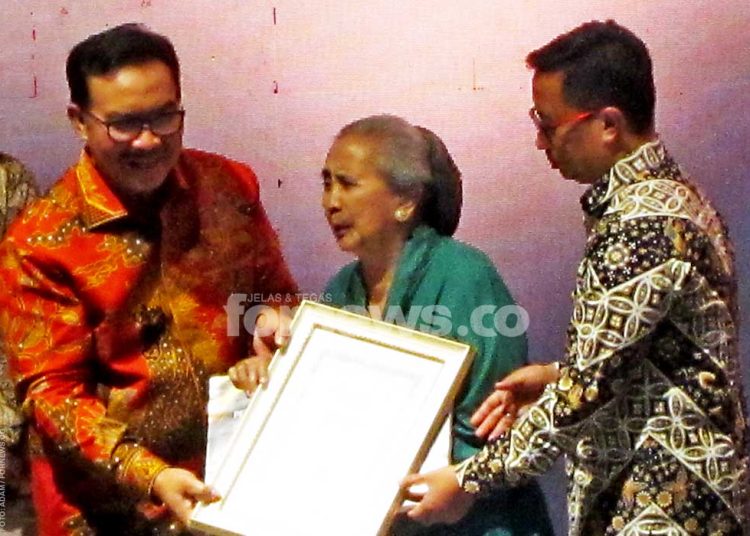WALI Kota Jogja, Hasto Wardoyo, foto bersama salah satu penerima Penghargaan Pelestarian Bangunan Warisan Budaya 2025, di taman Budaya Embung Giwangan, Senin malam, 8 Desember. (foto fornews.co/adam)