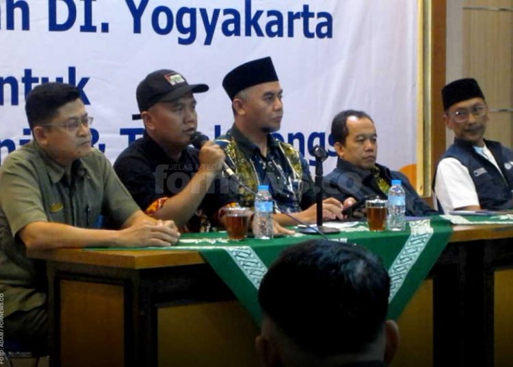 PELEPASAN 29 relawan ke Aceh dilakukan di Aula Gedung Muhammadiyah DIY, Kamis, 4 Desember. Searah jarum jam, Alif Khoiruddin Azizi (Sekretaris MPKU PWM DIY), Jefree Fahana (KETUA LAZISMU DIY), Dede Haris Sumarno (Wakil Bendahara PWM DIY), dr. Nurcholid Umam Kurniawan (Direktur Utama RSU PKU Muhammadiyah Bantul), dan Indrayanto (Ketua LRB/MDMC DIY). (foto fornews.co/adam)