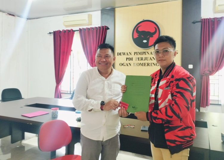 Abdiyanto Fikri (kiri) saat menyerahkan berkas pengunduran diri dan menyerahkan KTA di Sekretariat DPC PDIP OKI, Senin (26/1/2026). (fornews.co/ist)