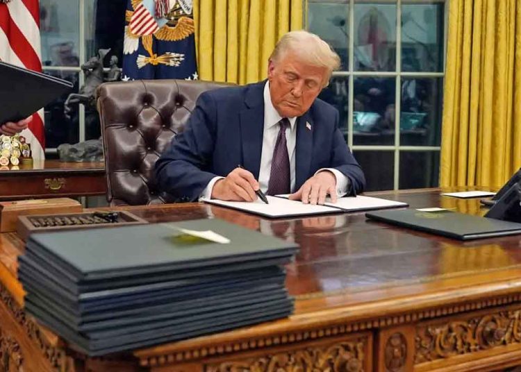 PRESIDEN Donald Trump menandatangani perintah eksekutif yang menarik AS dari Organisasi Kesehatan Dunia di Ruang Oval Gedung Putih, Senin, 20 Januari 2025, di Washington. (foto fornews.co/ap photo/evan vucci)