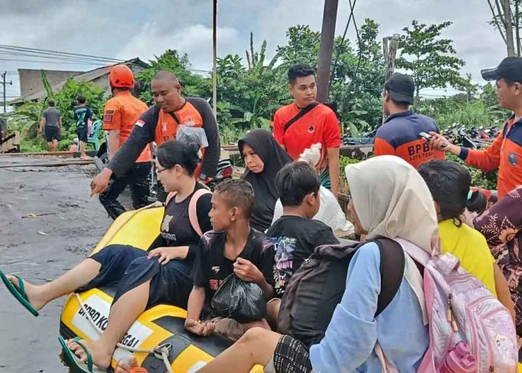 PERSONEL BPBD dan relawan, melakukan evakuasi terhadap warga terdampak banjir menggunakan perahu karet di Kota Pekalongan, Jawa Tengah, Ahad, 18 Januari. (foto fornews.co/bpbd/bnpb)